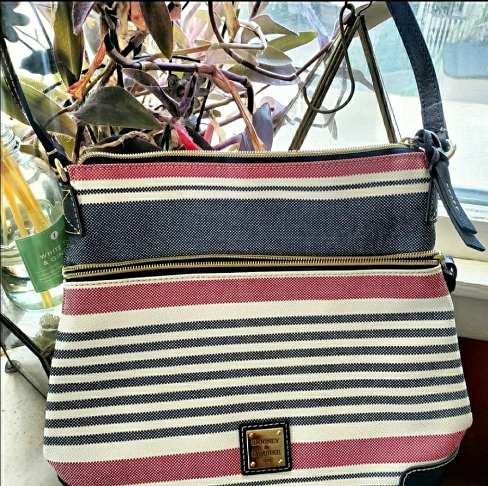 Dooney & Bourke NWOT Pebble Grain Shoulder Purse